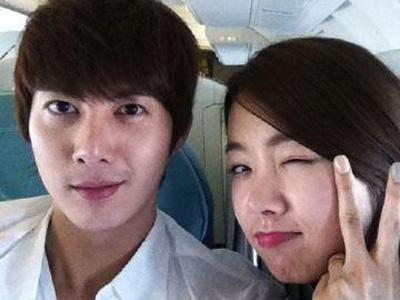 Agensi Tak Kompak Berikan Konfirmasi Pacaran Kim Hyung Joon SS501 dan So Yi Hyun?